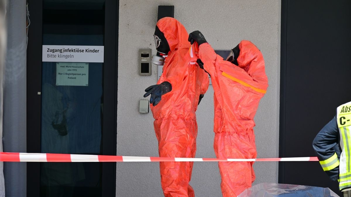 Ein verdächtiger Koffer mit weißem Pulver in der Kindernotaufnahme hat am Dienstag zu einem Großeinsatz von Feuerwehr und Polizei am Universitätsklinikum Jena geführt.