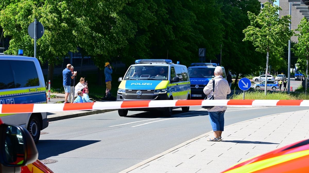 Ein verdächtiger Koffer mit weißem Pulver in der Kindernotaufnahme hat am Dienstag zu einem Großeinsatz von Feuerwehr und Polizei am Universitätsklinikum Jena geführt.