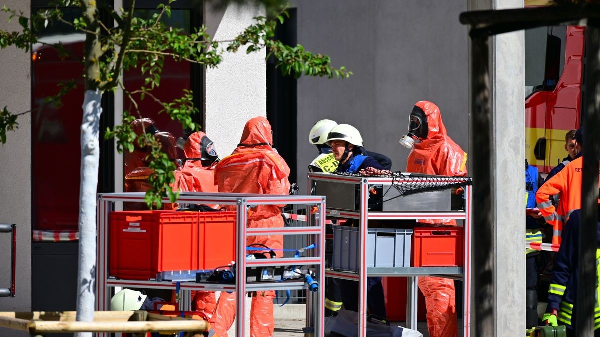 Ein verdächtiger Koffer mit weißem Pulver in der Kindernotaufnahme hat am Dienstag zu einem Großeinsatz von Feuerwehr und Polizei am Universitätsklinikum Jena geführt.