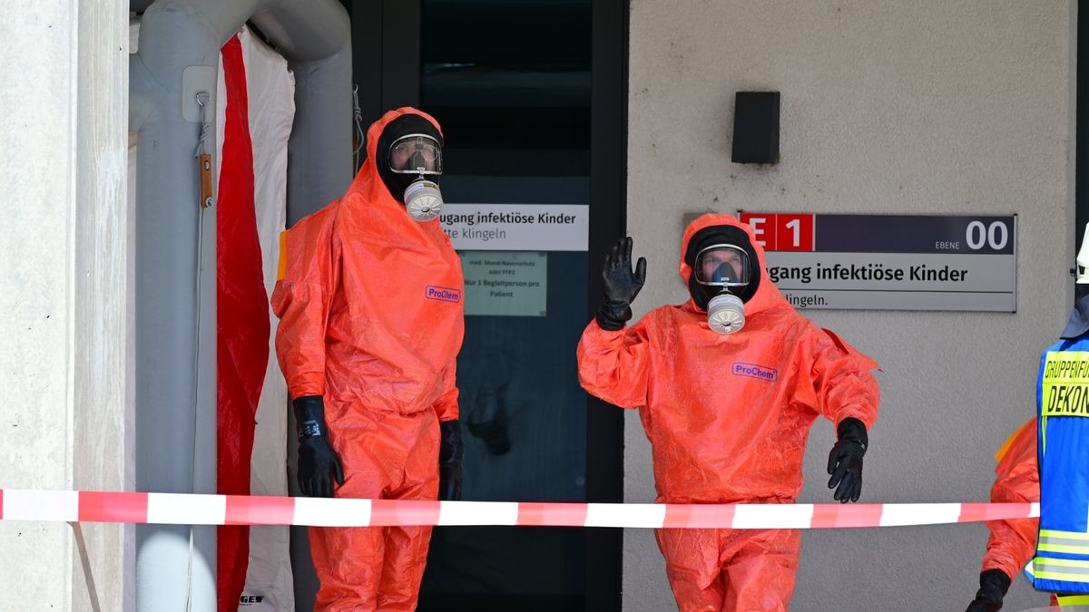 Ein verdächtiger Koffer mit weißem Pulver in der Kindernotaufnahme hat am Dienstag zu einem Großeinsatz von Feuerwehr und Polizei am Universitätsklinikum Jena geführt.