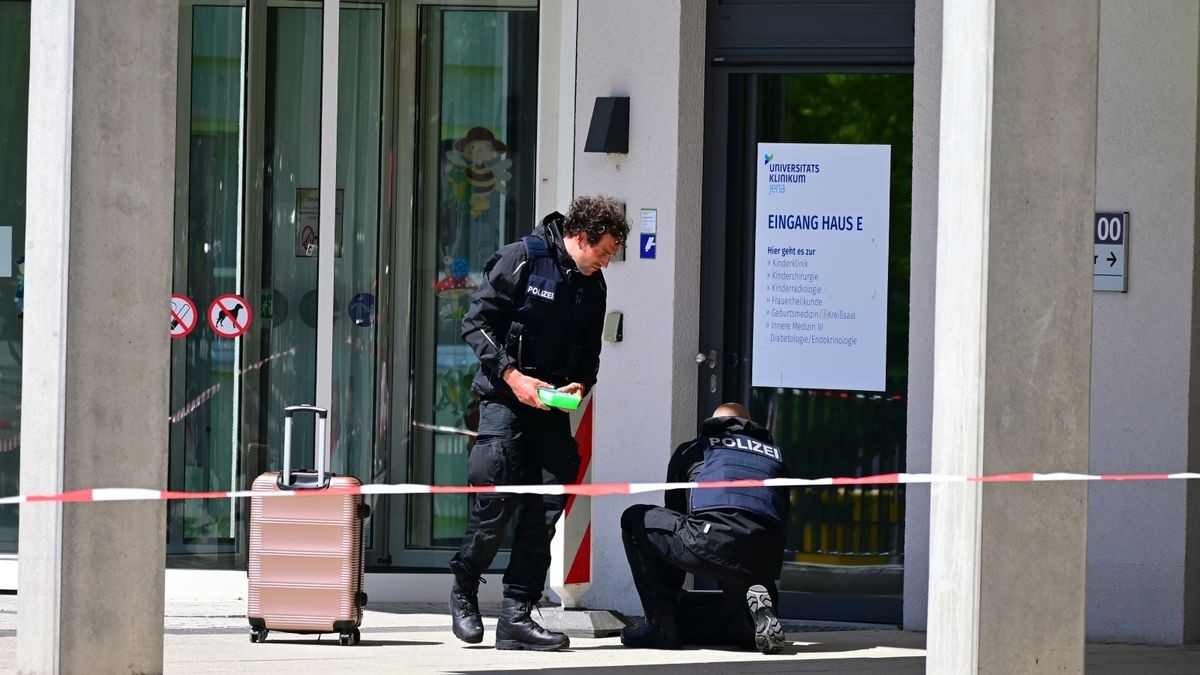 Ein verdächtiger Koffer mit weißem Pulver in der Kindernotaufnahme hat am Dienstag zu einem Großeinsatz von Feuerwehr und Polizei am Universitätsklinikum Jena geführt.