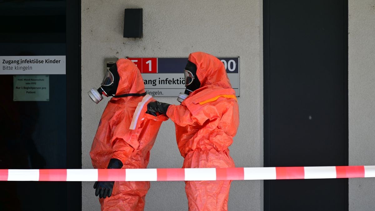 Ein verdächtiger Koffer mit weißem Pulver in der Kindernotaufnahme hat am Dienstag zu einem Großeinsatz von Feuerwehr und Polizei am Universitätsklinikum Jena geführt.