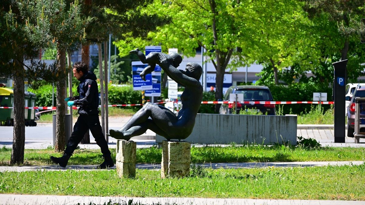 Ein verdächtiger Koffer mit weißem Pulver in der Kindernotaufnahme hat am Dienstag zu einem Großeinsatz von Feuerwehr und Polizei am Universitätsklinikum Jena geführt.