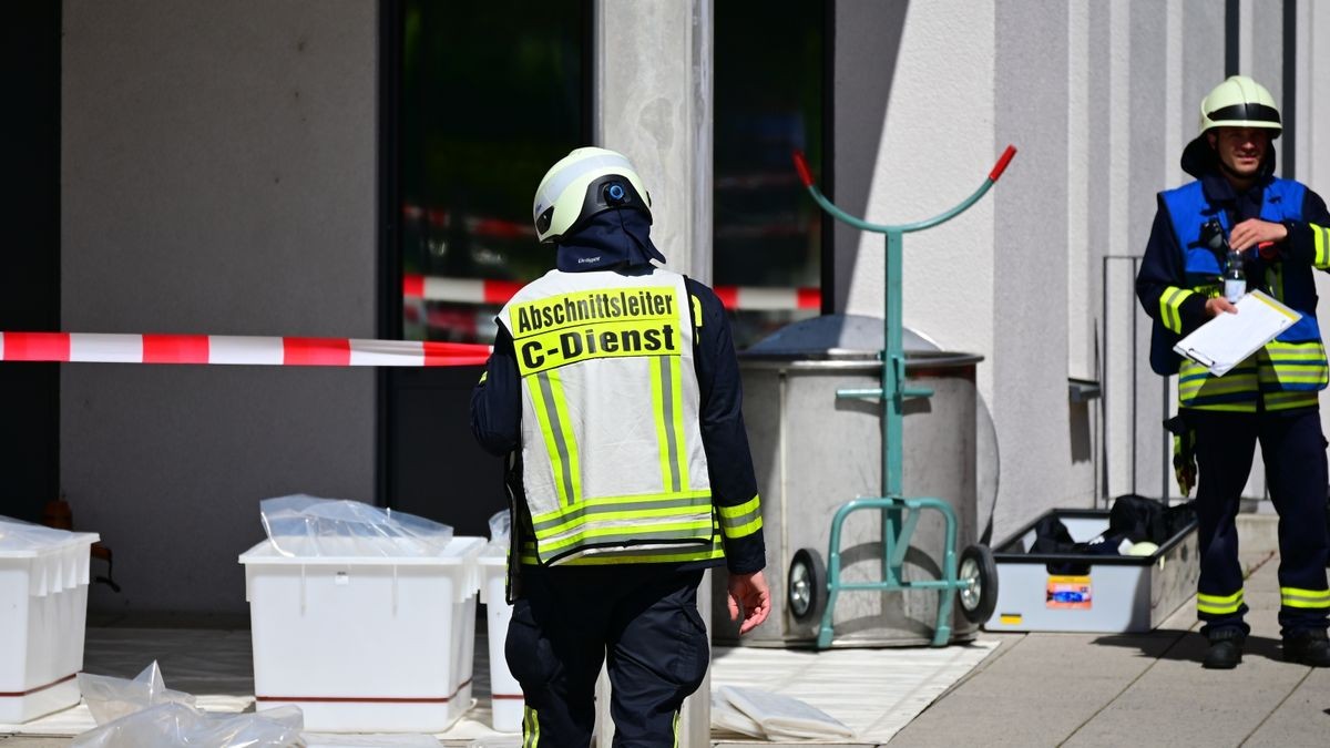 Ein verdächtiger Koffer mit weißem Pulver in der Kindernotaufnahme hat am Dienstag zu einem Großeinsatz von Feuerwehr und Polizei am Universitätsklinikum Jena geführt.