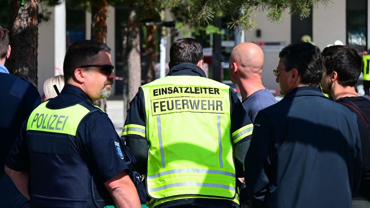 Ein verdächtiger Koffer mit weißem Pulver in der Kindernotaufnahme hat am Dienstag zu einem Großeinsatz von Feuerwehr und Polizei am Universitätsklinikum Jena geführt.