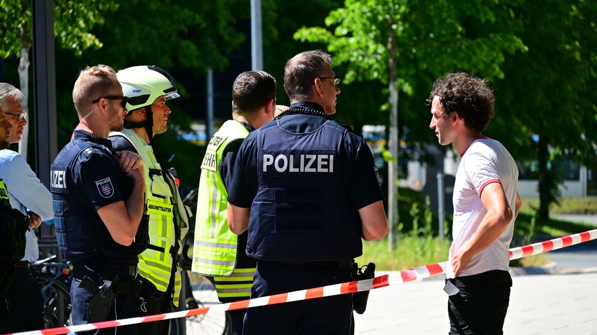 Ein verdächtiger Koffer mit weißem Pulver in der Kindernotaufnahme hat am Dienstag zu einem Großeinsatz von Feuerwehr und Polizei am Universitätsklinikum Jena geführt.