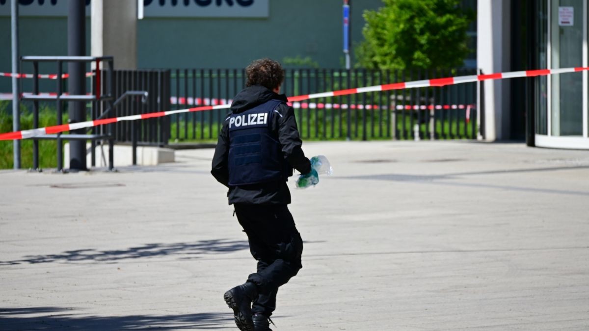 Ein verdächtiger Koffer mit weißem Pulver in der Kindernotaufnahme hat am Dienstag zu einem Großeinsatz von Feuerwehr und Polizei am Universitätsklinikum Jena geführt.