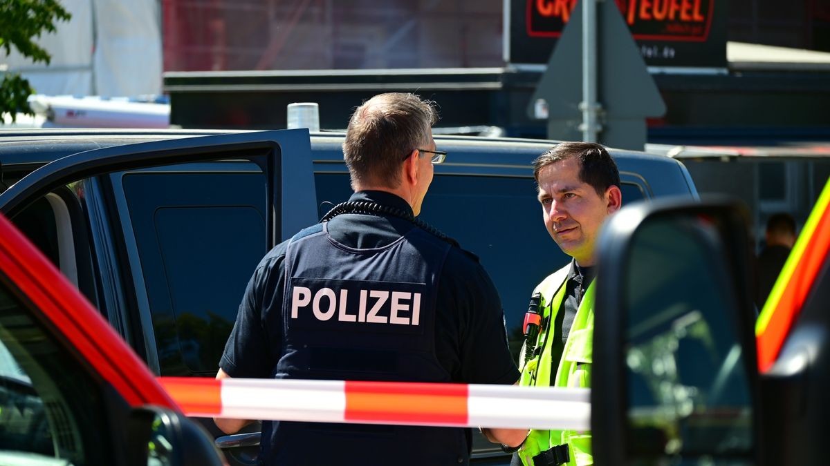 Ein verdächtiger Koffer mit weißem Pulver in der Kindernotaufnahme hat am Dienstag zu einem Großeinsatz von Feuerwehr und Polizei am Universitätsklinikum Jena geführt.