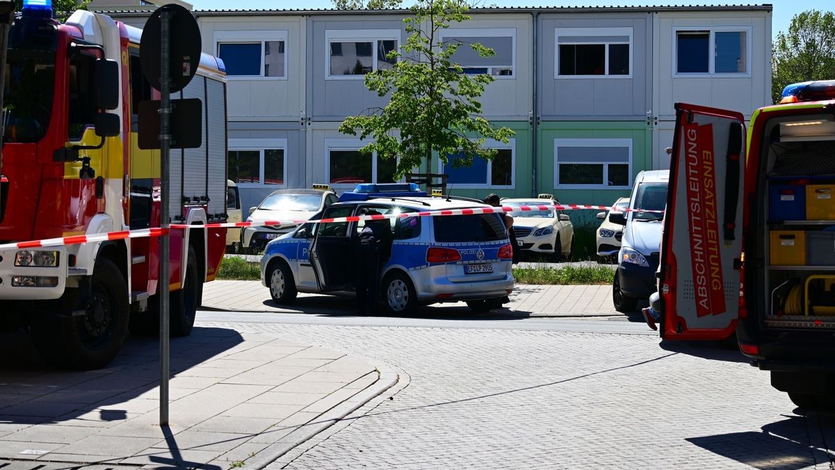 Ein verdächtiger Koffer mit weißem Pulver in der Kindernotaufnahme hat am Dienstag zu einem Großeinsatz von Feuerwehr und Polizei am Universitätsklinikum Jena geführt.