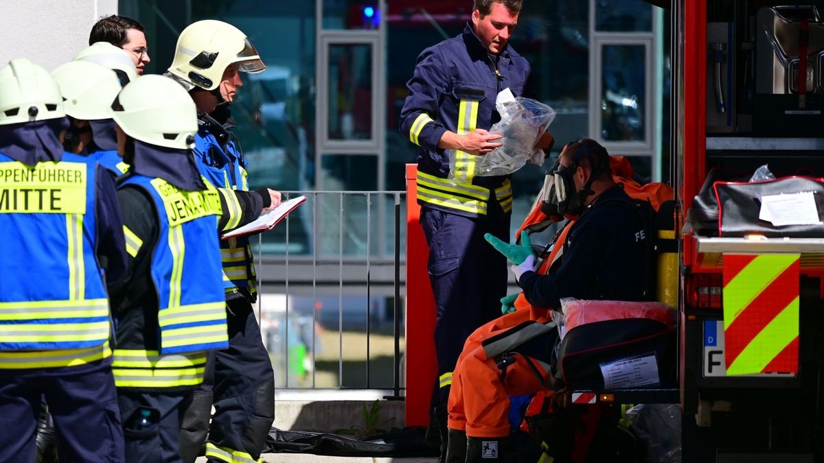 Ein verdächtiger Koffer mit weißem Pulver in der Kindernotaufnahme hat am Dienstag zu einem Großeinsatz von Feuerwehr und Polizei am Universitätsklinikum Jena geführt.