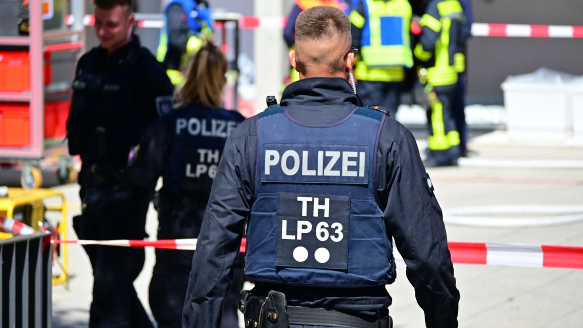 Ein verdächtiger Koffer mit weißem Pulver in der Kindernotaufnahme hat am Dienstag zu einem Großeinsatz von Feuerwehr und Polizei am Universitätsklinikum Jena geführt.