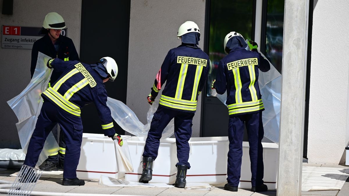 Ein verdächtiger Koffer mit weißem Pulver in der Kindernotaufnahme hat am Dienstag zu einem Großeinsatz von Feuerwehr und Polizei am Universitätsklinikum Jena geführt.