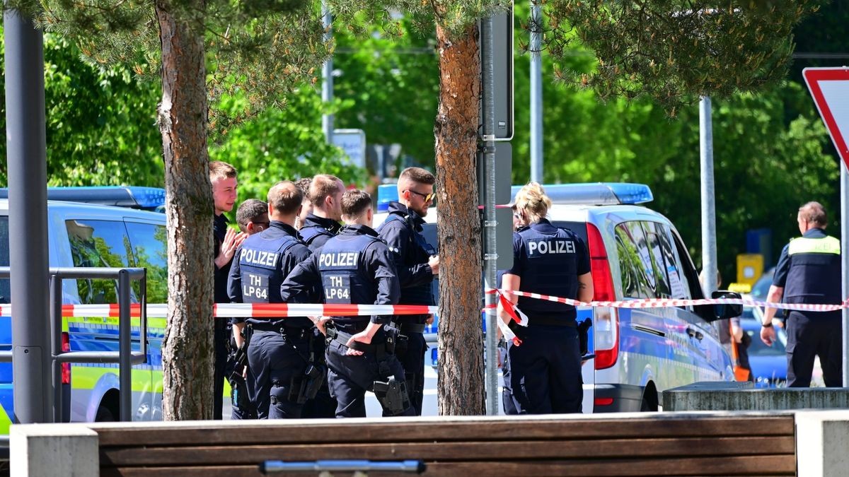 Ein verdächtiger Koffer mit weißem Pulver in der Kindernotaufnahme hat am Dienstag zu einem Großeinsatz von Feuerwehr und Polizei am Universitätsklinikum Jena geführt.