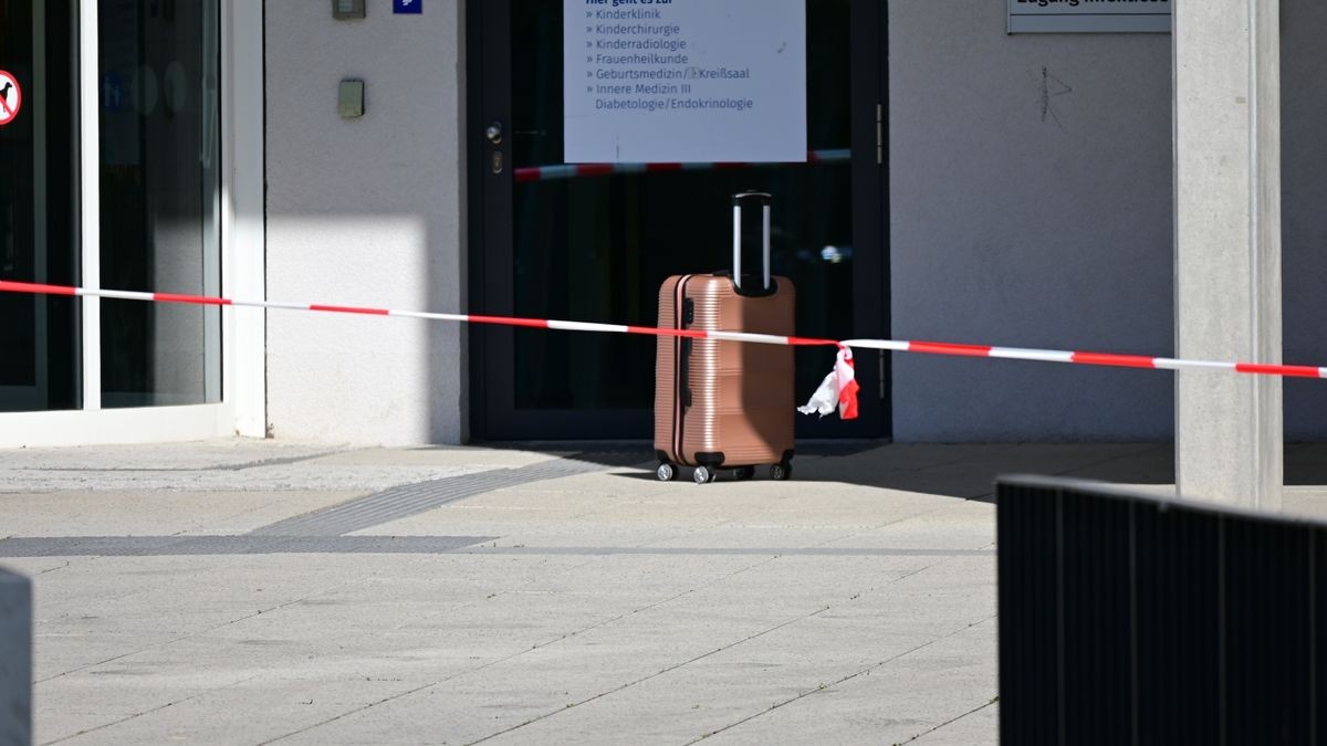 Ein verdächtiger Koffer mit weißem Pulver in der Kindernotaufnahme hat am Dienstag zu einem Großeinsatz von Feuerwehr und Polizei am Universitätsklinikum Jena geführt.