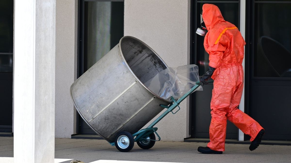 Ein verdächtiger Koffer mit weißem Pulver in der Kindernotaufnahme hat am Dienstag zu einem Großeinsatz von Feuerwehr und Polizei am Universitätsklinikum Jena geführt.