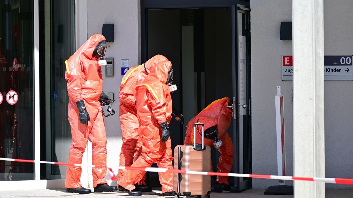 Ein verdächtiger Koffer mit weißem Pulver in der Kindernotaufnahme hat am Dienstag zu einem Großeinsatz von Feuerwehr und Polizei am Universitätsklinikum Jena geführt.