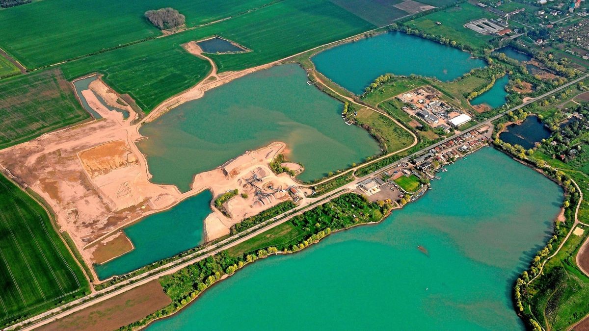 Der Große Ringsee und der Alperstedter See (unten) sind zwei der mehr als 20 Seen nördlich von Erfurt. Sie entstanden durch den Abbau von Kies.