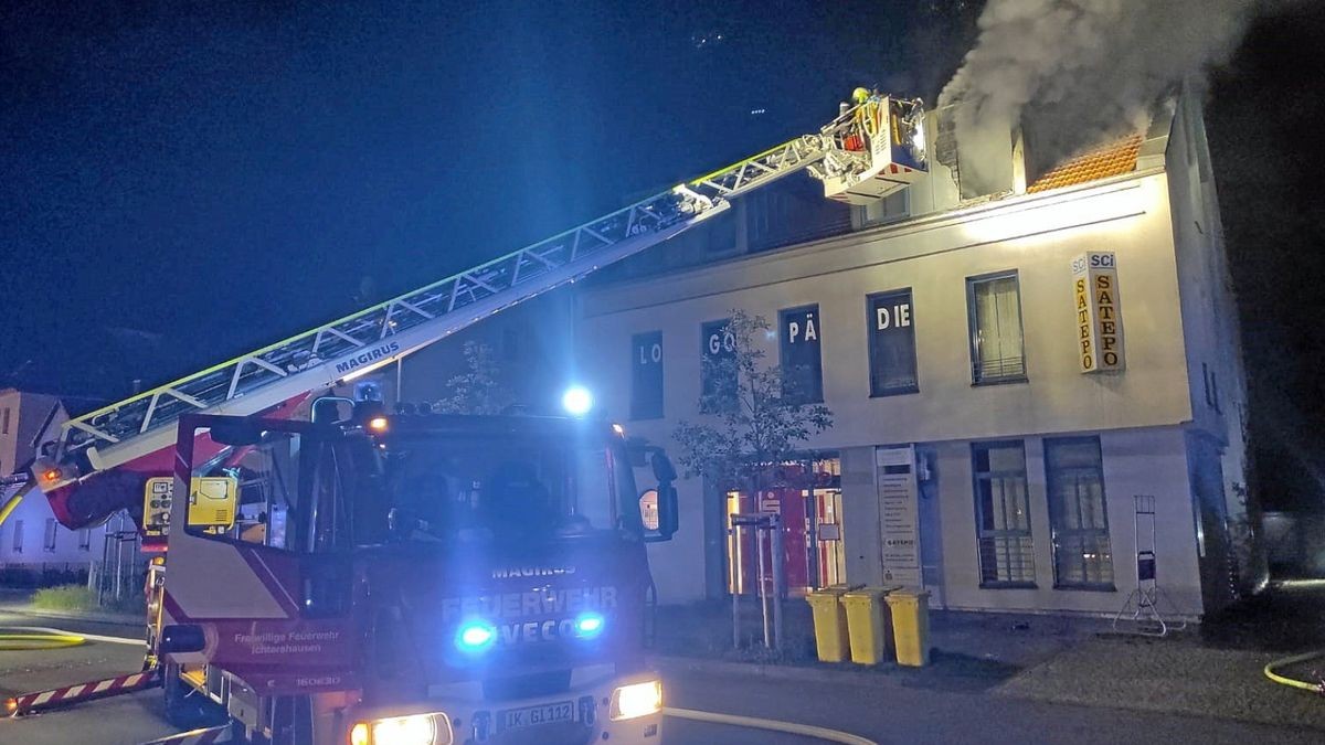 In der Nacht zum 1. Juni brannte in der Friedensallee eine Dachgeschosswohnung aus. Neun Menschen wurden evakuiert, drei von ihnen erlitten eine Rauchgasvergiftung.