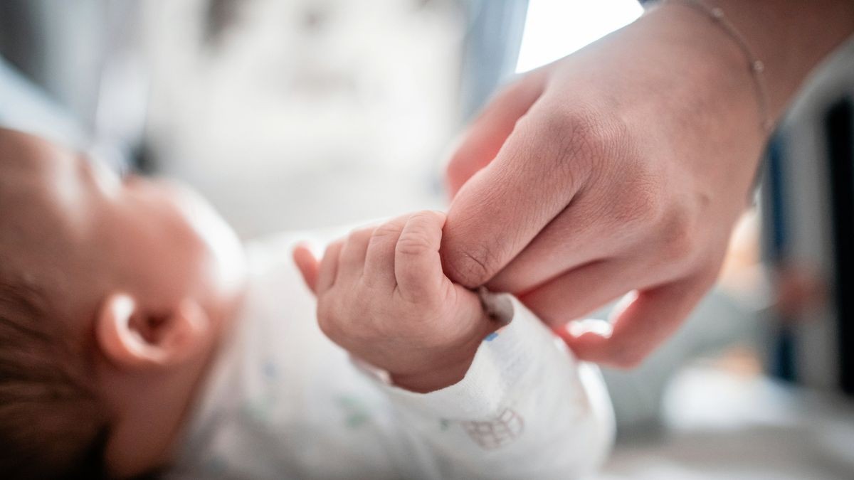 Ein Baby klammert sich an den Finger seiner Mutter. In Thüringen gibt es weniger Babys. (Symbolfoto)