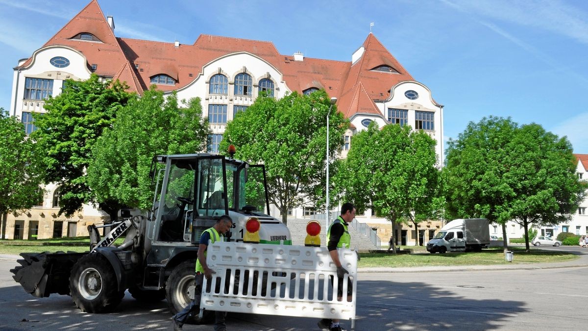 Andreas Ulrich und Maurice Titze von der Firma Thomas Bau räumen die letzte Sperrbake weg. Die Gutenbergstraße ist wieder befahrbar.