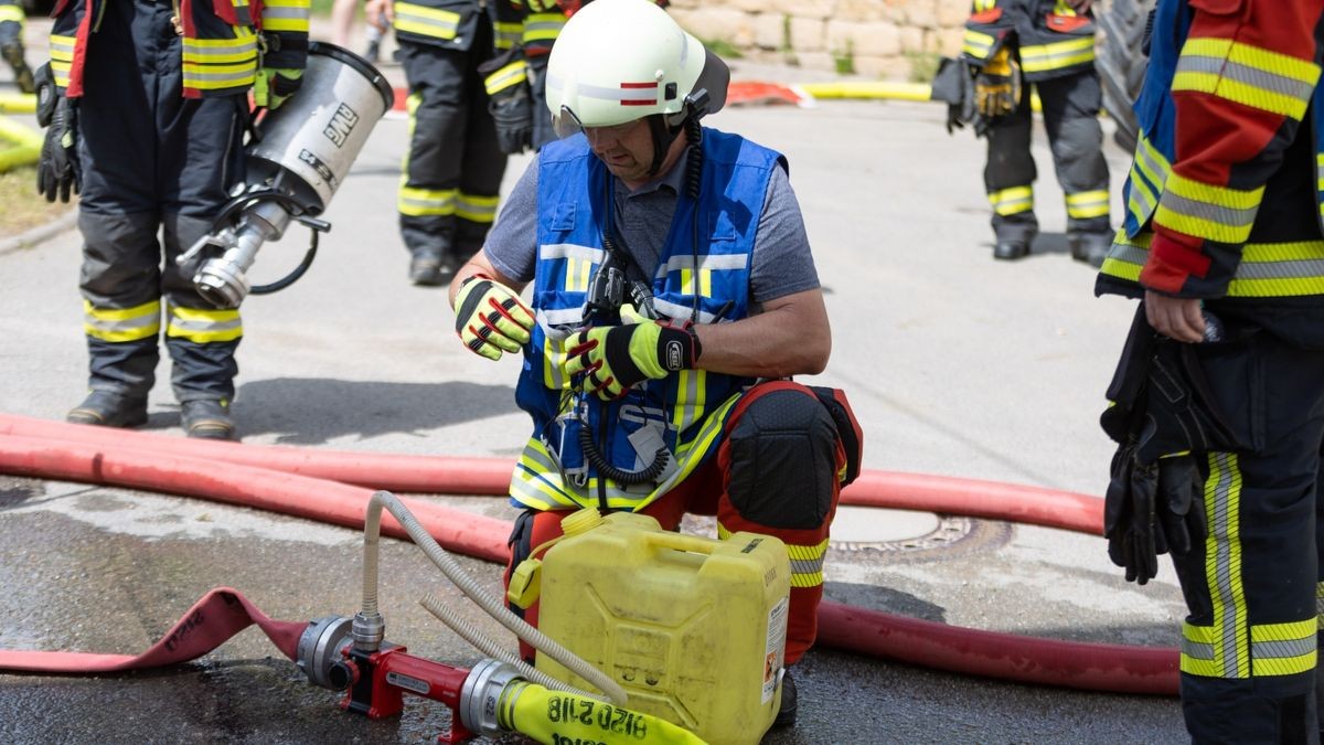 Ein Übergreifen des Feuers auf angrenzende Wohngebäude konnte durch die Feuerwehr verhindert werden.