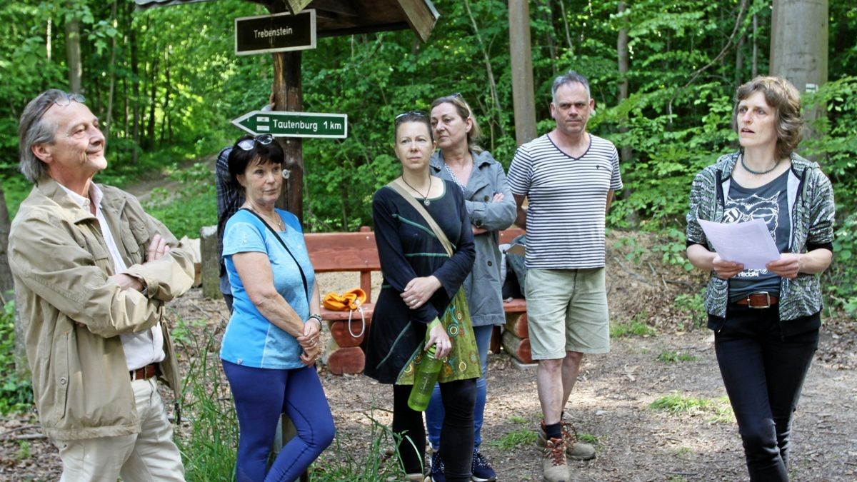 Bürgerinnen und Bürger aus der Gemeinde haben sich im Tautenburger Forst getroffen und beraten, was sie gegen aus ihrer Sicht übermäßige Baumfällungen durch das Forstamt Jena-Holzland tun können. Eingeladen hatte Leonore Wurl (rechts).