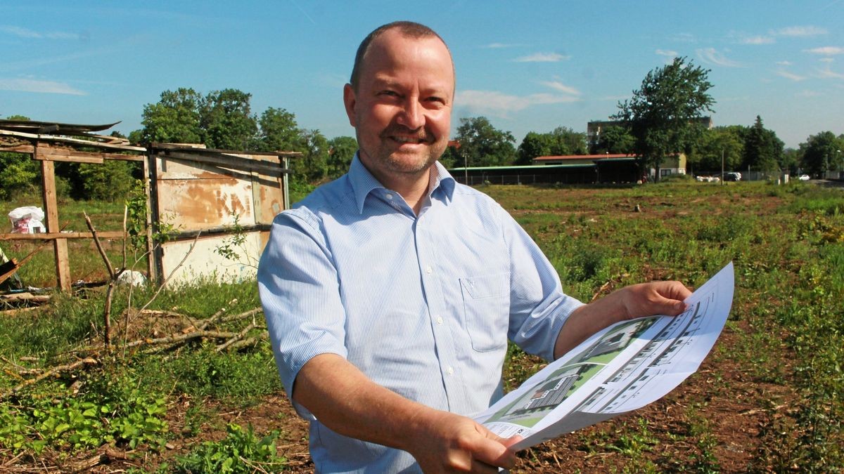 Wo vor vielen Jahren Kleingärtner werkelten, sollen die Nordhäuser künftig Grünabfälle, Sperrmüll und anderes loswerden können, erklärt Südharzwerke-Geschäftsführer Thomas Mund.