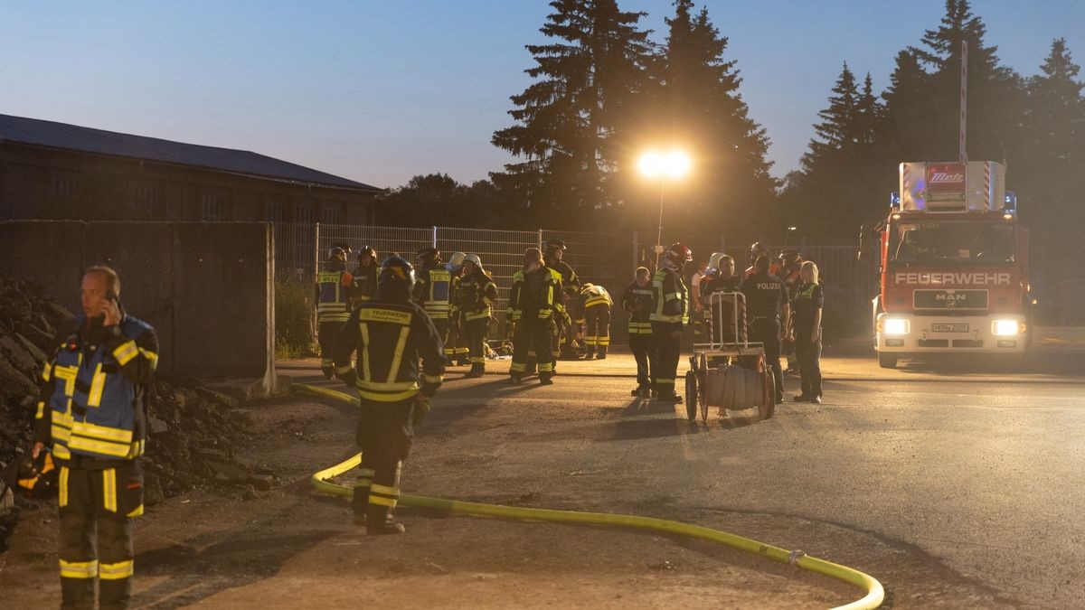 Ein Feuerwehrmann kam mit dem Verdacht auf Rauchgasvergiftung ins Klinikum.