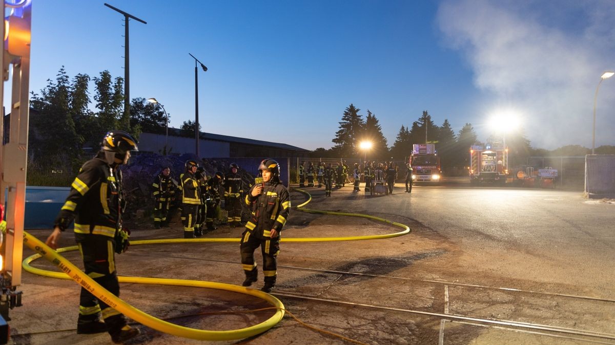 Unter Atemschutz löschten die Feuerwehrleute den Brand. 