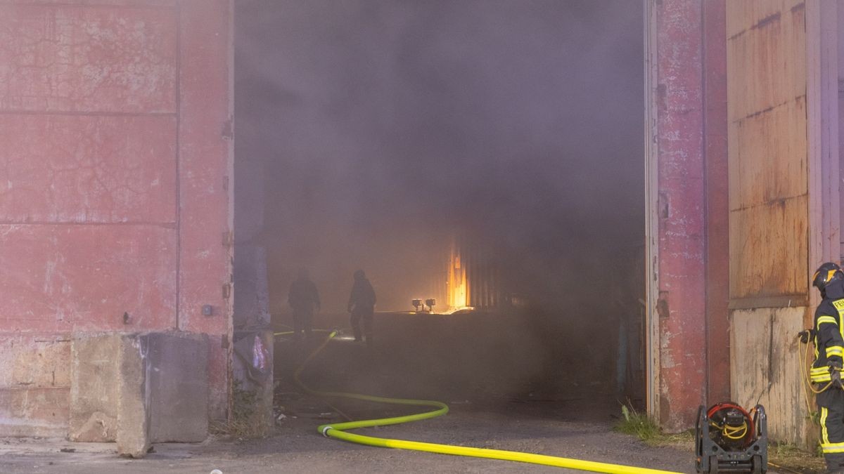 Aufgrund der schlechten Sicht und des schlechten Zugangs am Brandort zog sich der Einsatz bis spät in die Nacht. 