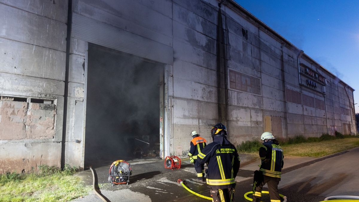 Starker Rauch kam bereits aus dem Gebäude, als die Feuerwehr eintraf. 