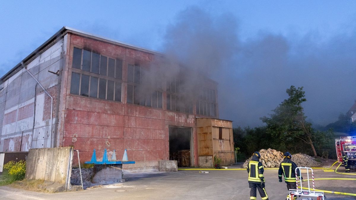 Zu einem größeren Brand ist es am Donnerstagabend gegen 21 Uhr im Landkreis Hildburghausen auf dem Gelände des Wertstoffhofs Koob in einer Lagerhalle gekommen. 