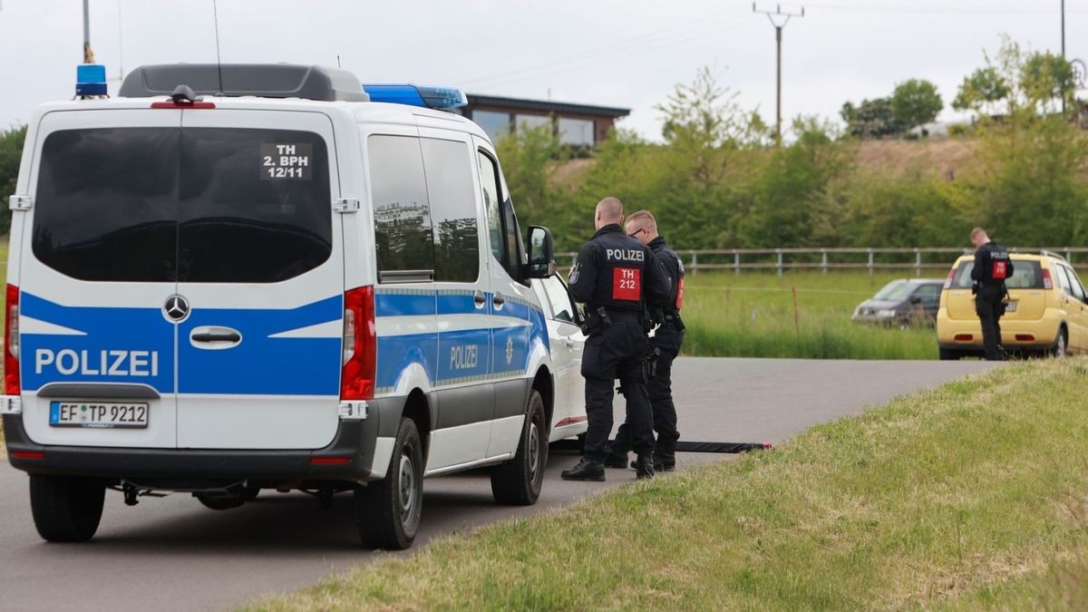 Einsatzkräfte der Polizei kontrollieren vor einem Veranstaltungsgelände anreisende Teilnehmer eines mutmaßlichen Reichsbürgertreffens.