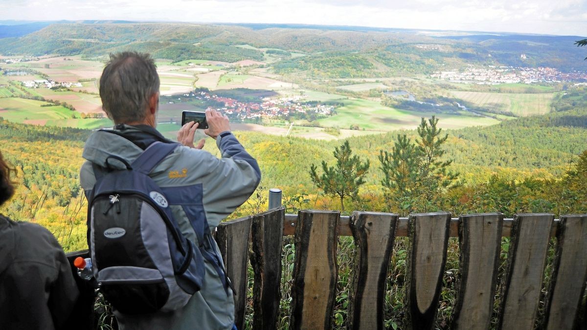 Der Ausblick vom Heldrastein über das Werratal reicht bei guten Bedingungen bis in den Harz, rechts liegt die Stadt Treffurt.