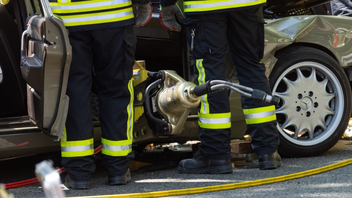 Die Feuerwehr musste über eine Stunde mit hydraulischen Rettungsgeräten am Fahrzeug schneiden, um die Person zu befreien.