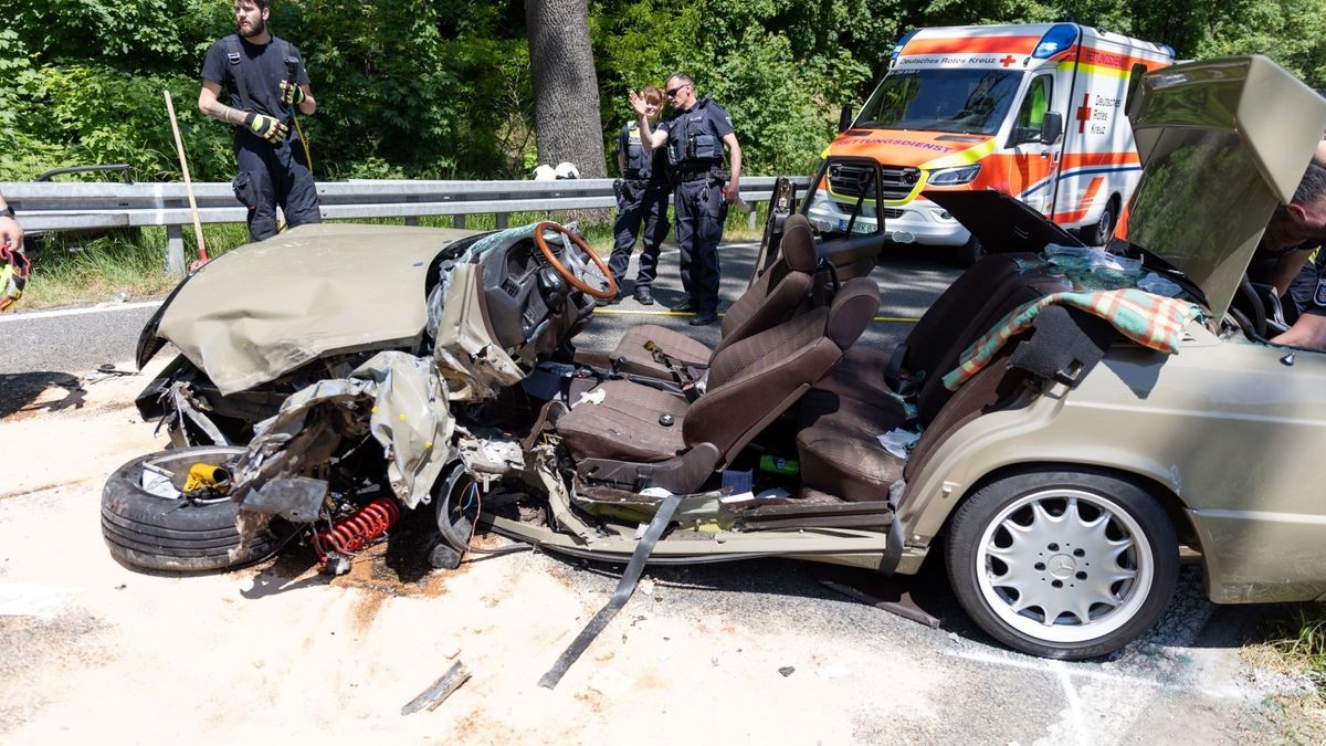 Am Samstag kam es zwischen Zella-Mehlis und Benshausen (Landkreis Schmalkalden-Meiningen) zu einem schweren Verkehrsunfall. 