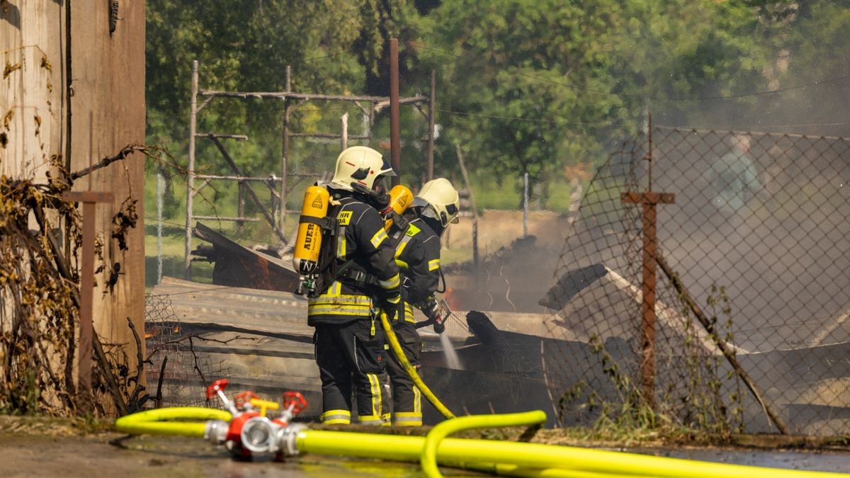 Die Polizei ermittelt hier zur Brandursache. Brandstiftung kann jedoch nicht ausgeschlossen werden. 