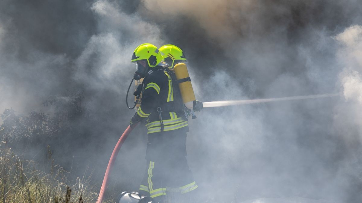 Unter schwerem Atemschutz wurde das Feuer gelöscht. 