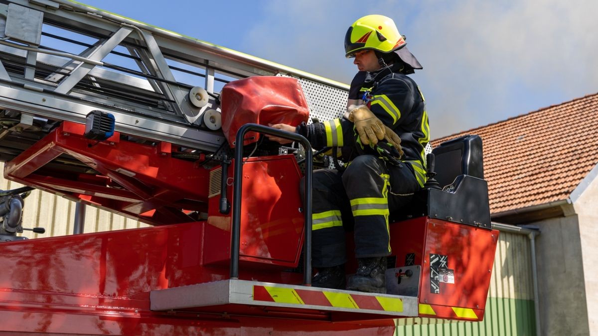 Mit mehreren Drehleiter und Trupps unter schwerem Atemschutz wurde das Großfeuer gelöscht. 