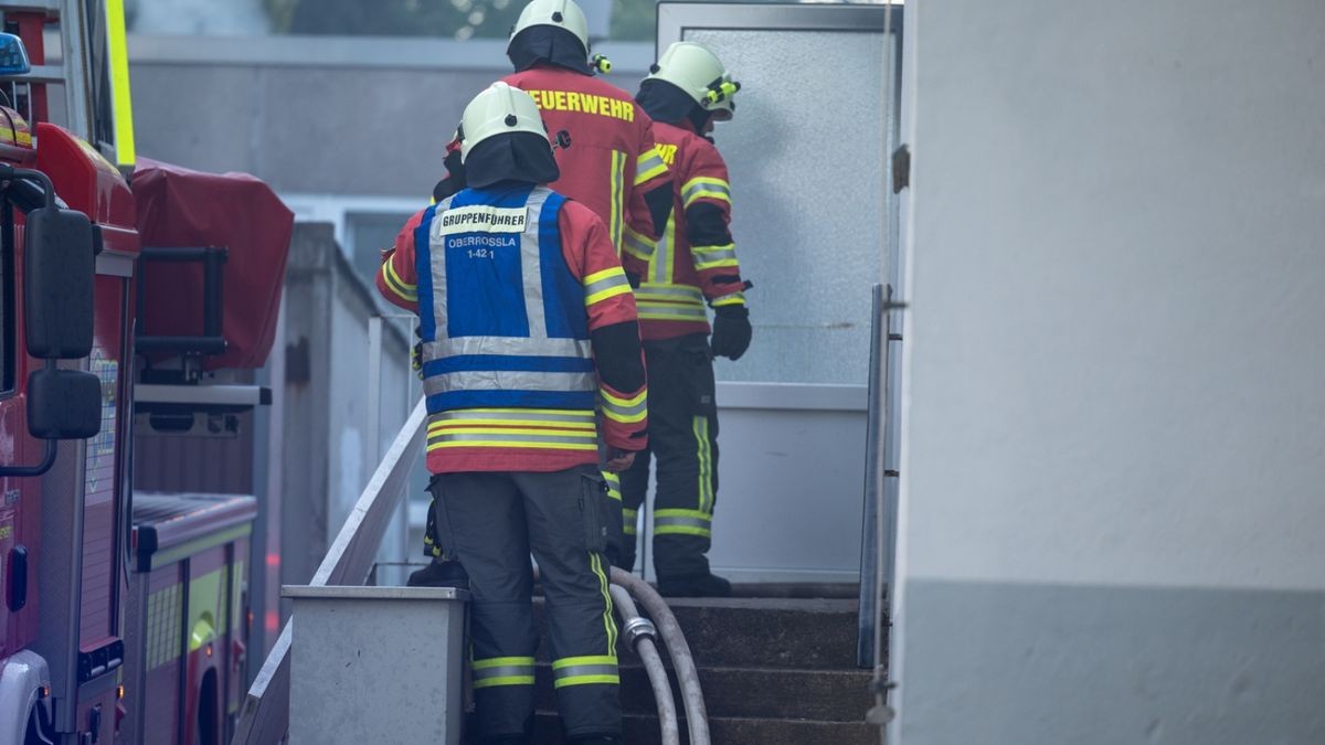 In Apolda brannte es am Sonntagmorgen in einer Gemeinschaftsunterkunft für Asylbewerber. Rettungskräfte sind mit einem Großaufgebot vor Ort.