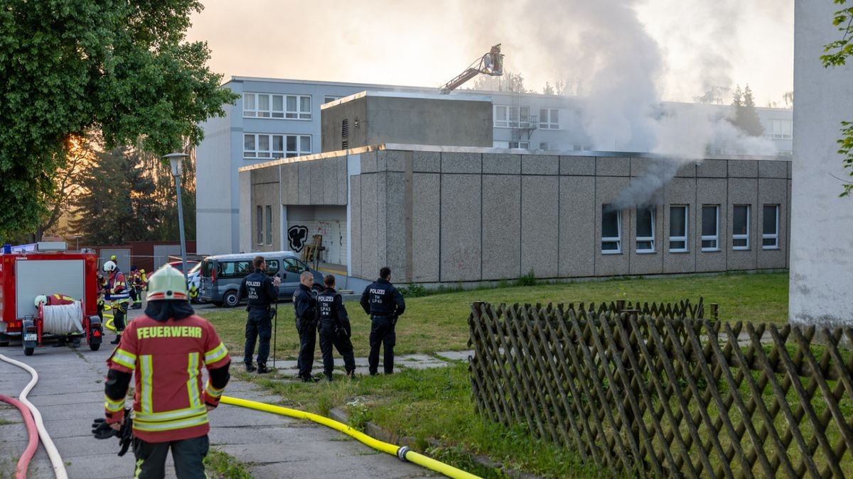 Zunächst war die Feuerwehr Apolda informiert worden. Zudem wurde die Feuerwehr Niederroßla um 5.38 Uhr hinzugezogen, die ebenfalls Atemschutzgeräteträger hat.