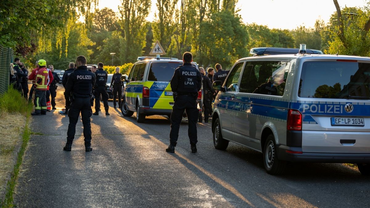 In Apolda brannte es am Sonntagmorgen in einer Gemeinschaftsunterkunft für Asylbewerber. Rettungskräfte sind mit einem Großaufgebot vor Ort.