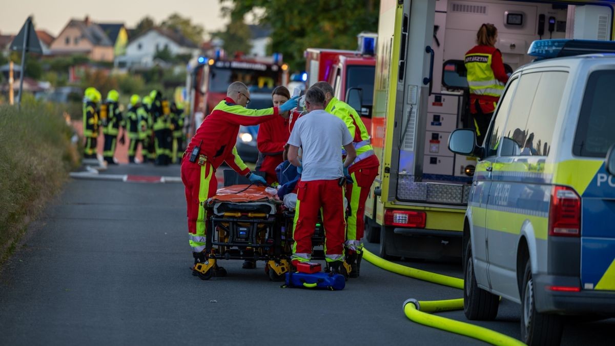 In Apolda brannte es am Sonntagmorgen in einer Gemeinschaftsunterkunft für Asylbewerber. Rettungskräfte sind mit einem Großaufgebot vor Ort.