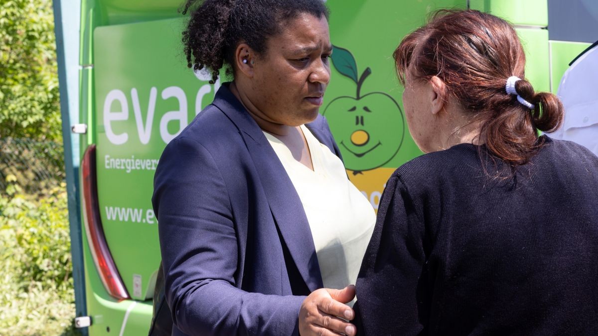 Doreen Denstädt (l, Bündnis 90/Die Grünen), Thüringer Ministerin für Migration, Justiz und Verbraucherschutz, spricht nach dem Brand in Flüchtlingsunterkunft mit einer Geflüchteten.