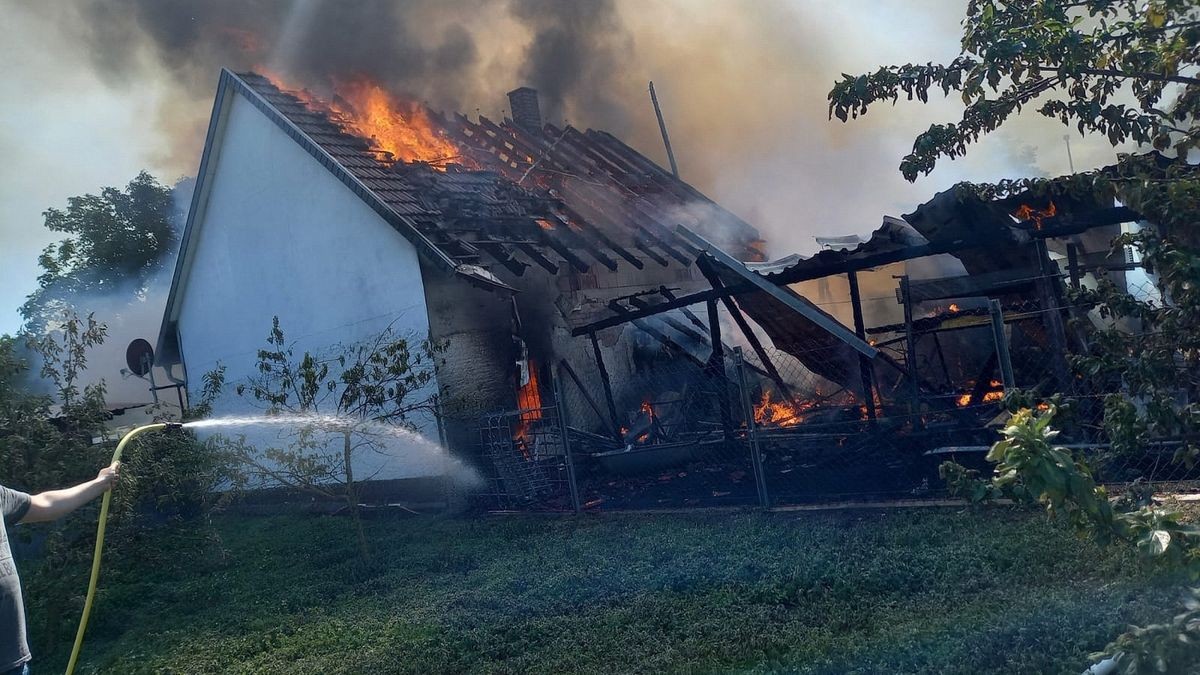 Großbrand in Hemleben (Kyffhäuserkreis). Hier brannten am Sonnabendnachmittag gegen 15:15 Uhr ein Wohnhaus und eine große Scheune komplett ab. Zahlreiche Einsatzkräfte waren bis in den Abend mit Löscharbeiten beschäftigtZur Brandursache wird ermittelt