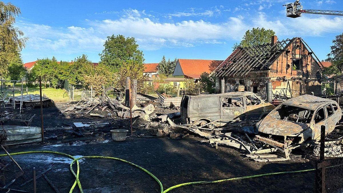 Großbrand in Hemleben (Kyffhäuserkreis). Hier brannten am Sonnabendnachmittag gegen 15:15 Uhr ein Wohnhaus und eine große Scheune komplett ab. Zahlreiche Einsatzkräfte waren bis in den Abend mit Löscharbeiten beschäftigtZur Brandursache wird ermittelt