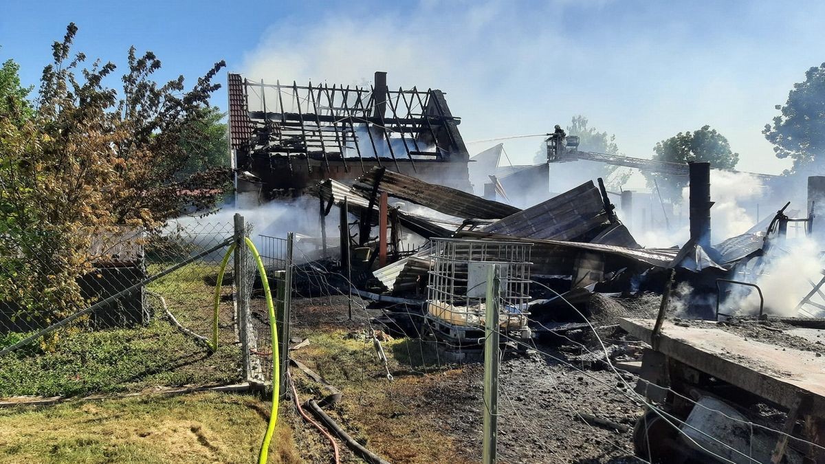 Großbrand in Hemleben (Kyffhäuserkreis). Hier brannten am Sonnabendnachmittag gegen 15:15 Uhr ein Wohnhaus und eine große Scheune komplett ab. Zahlreiche Einsatzkräfte waren bis in den Abend mit Löscharbeiten beschäftigtZur Brandursache wird ermittelt