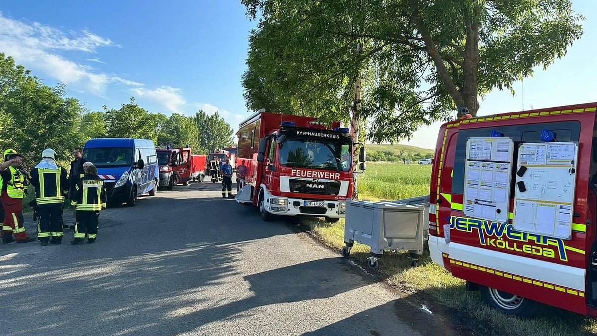 Großbrand in Hemleben (Kyffhäuserkreis). Hier brannten am Sonnabendnachmittag gegen 15:15 Uhr ein Wohnhaus und eine große Scheune komplett ab. Zahlreiche Einsatzkräfte waren bis in den Abend mit Löscharbeiten beschäftigtZur Brandursache wird ermittelt