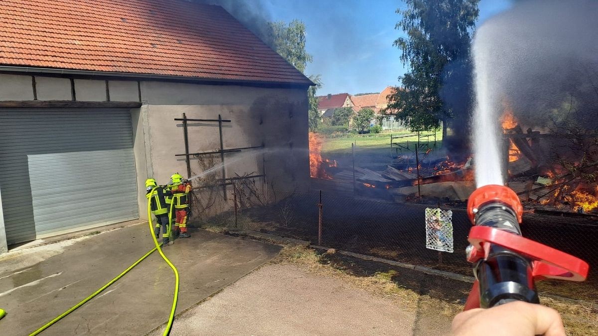 Großbrand in Hemleben (Kyffhäuserkreis). Hier brannten am Sonnabendnachmittag gegen 15:15 Uhr ein Wohnhaus und eine große Scheune komplett ab. Zahlreiche Einsatzkräfte waren bis in den Abend mit Löscharbeiten beschäftigtZur Brandursache wird ermittelt