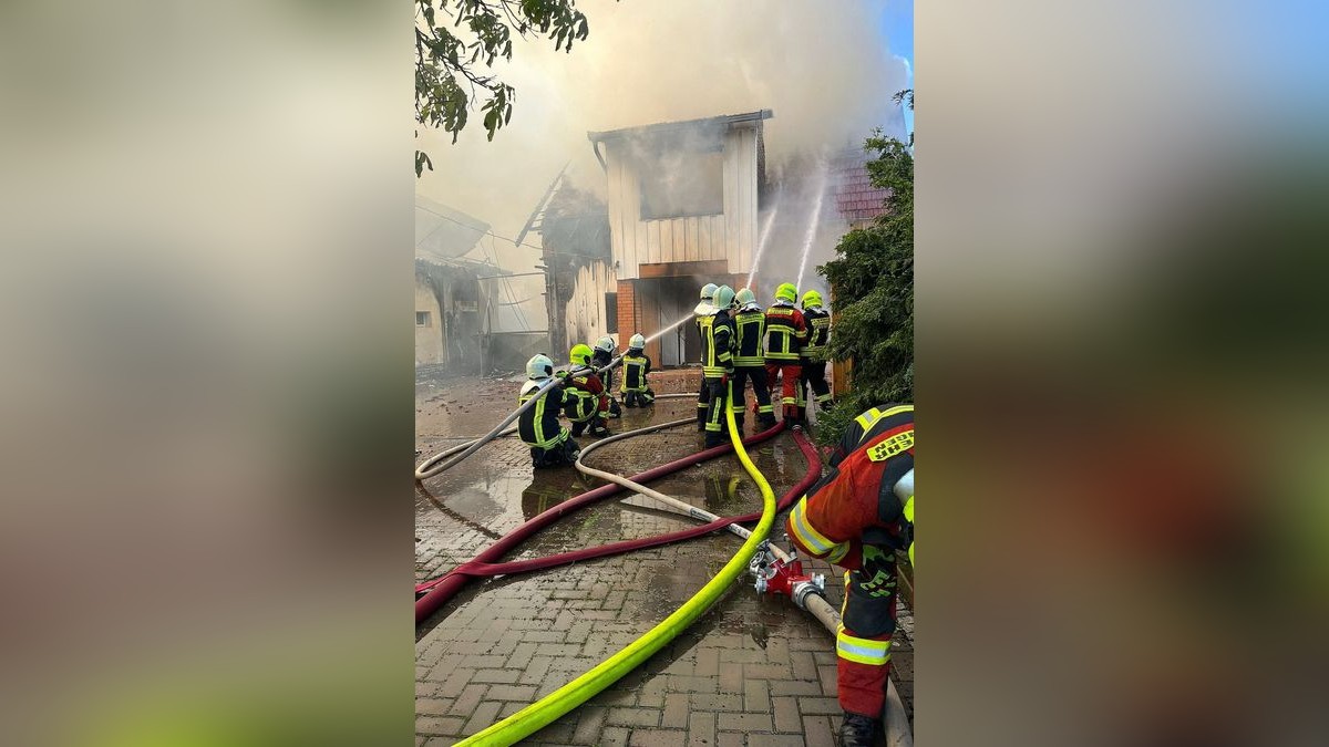 Großbrand in Hemleben (Kyffhäuserkreis). Hier brannten am Sonnabendnachmittag gegen 15:15 Uhr ein Wohnhaus und eine große Scheune komplett ab. Zahlreiche Einsatzkräfte waren bis in den Abend mit Löscharbeiten beschäftigtZur Brandursache wird ermittelt